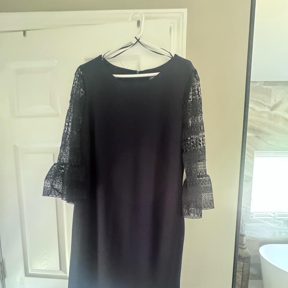 Women’s Black Lace-Sleeve Shift Dress